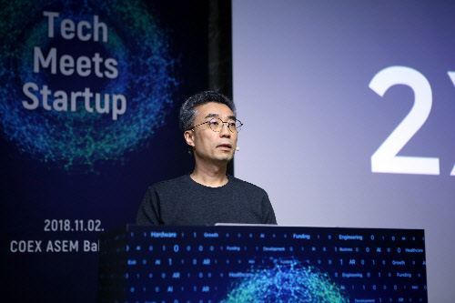 네이버는 2일 서울 삼성동 코엑스에서 'Tech Meets Startup(테크미츠스타트업)'을 개최하고 기술 스타트업의 고민을 나누고 함께 성장할 수 있는 방향성에 대해 논의했다. 송창현 CTO가 키노트 발표를 하고 있다. 네이버 제공